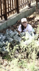 Educadora de la Resi de Tenerife trabajando en el huero