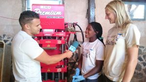 Aythami entrevistando a jóvenes de otras aldeas