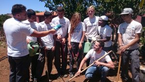 Jóvenes del Taller de Agricultura Ecológica siendo entrevistados.