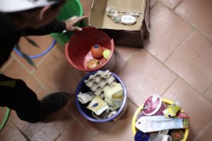 Jóvenes del Taller de Educaión Medioambiental enseñando a reciclar